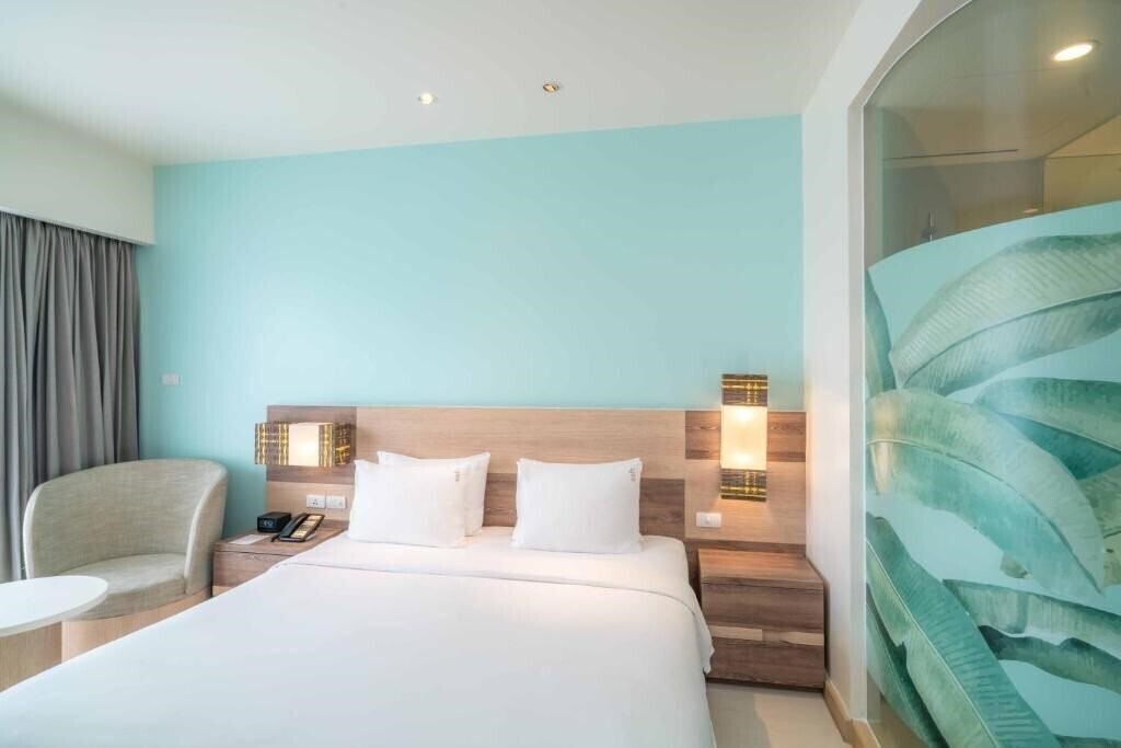 Imaginea Holiday Inn Express Phuket Patong Beach Central 3*