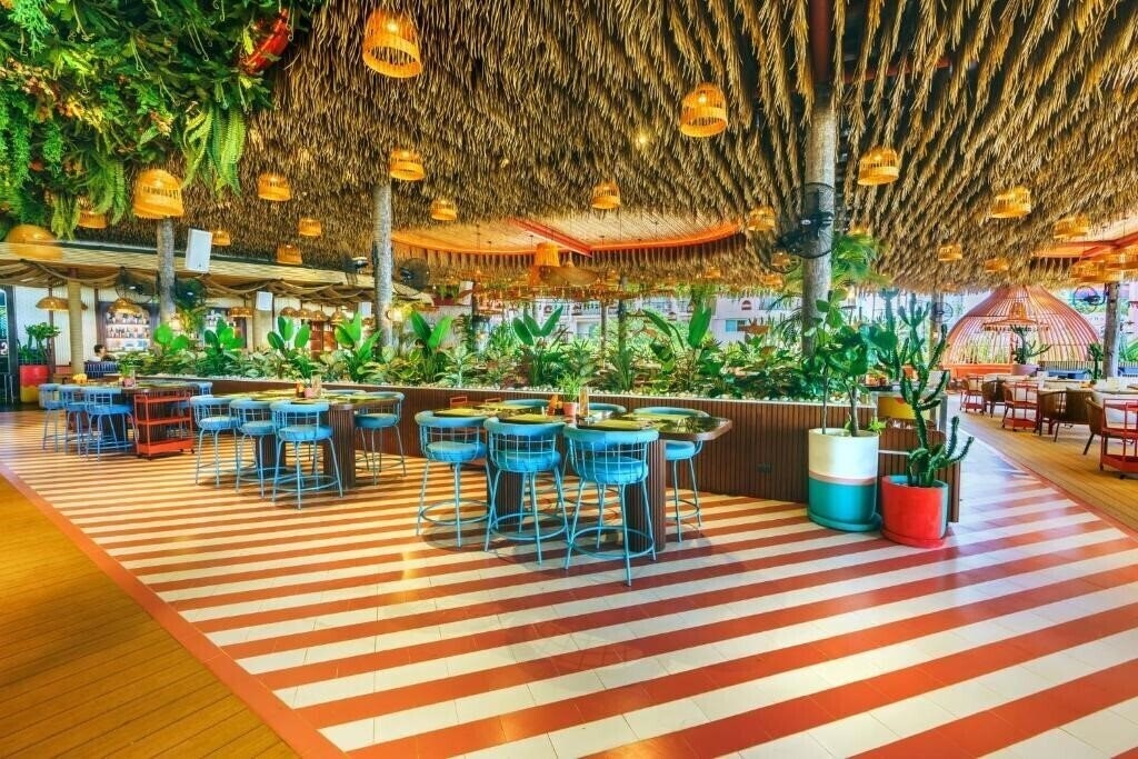 Imaginea A-One The Royal Cruise Hotel Pattaya 4*