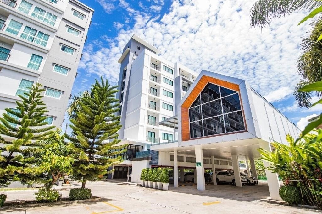 Отель Phavina Hotel Rayong Sha Extra Plus+ By Zuzu 3*