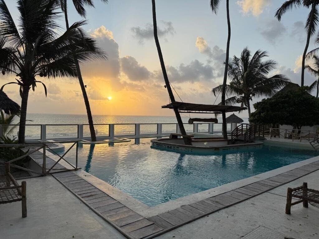 Fotografii Tiki Beach Club & Resort 4*