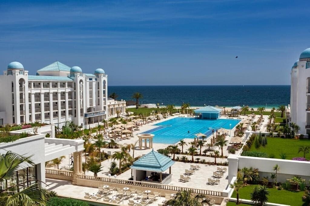 Отель Concorde Green Park Palace 5*