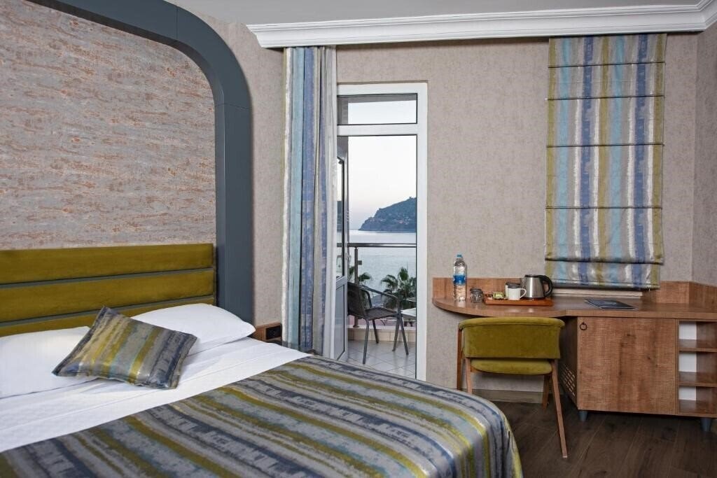 Отель Monart City Hotel 4*