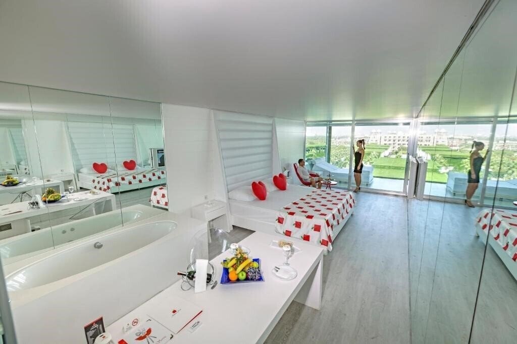 Картинка Adam & Eve (ex. Royal Adam & Eve) 5*