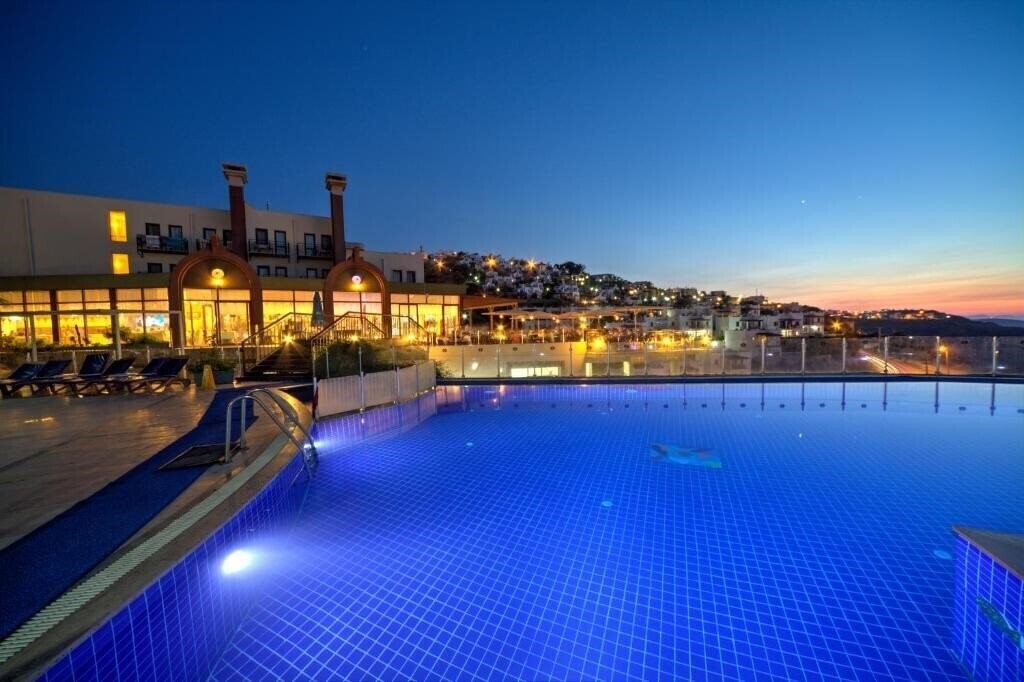 Imaginea Crystal Hotel Gumusluk 4*