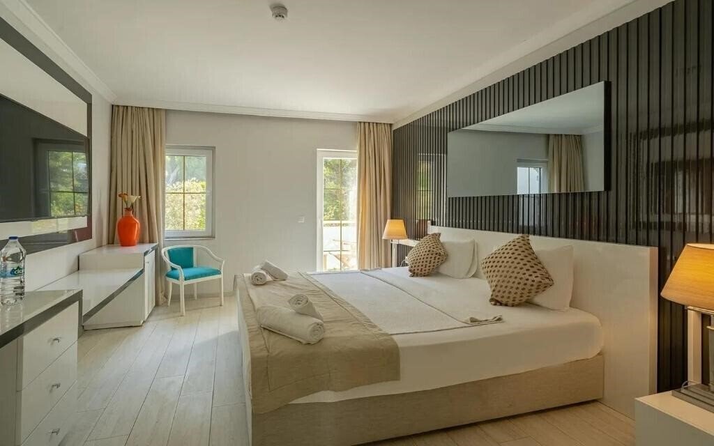 Imaginea Bodrum Golden Beach Hotel (ex. Golden Beach Bodrum by Jura, Golden Beach Resort & SPA, Golden Beach ) 4*