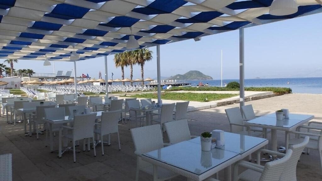 Imaginea Regulus Beach Resort 4*