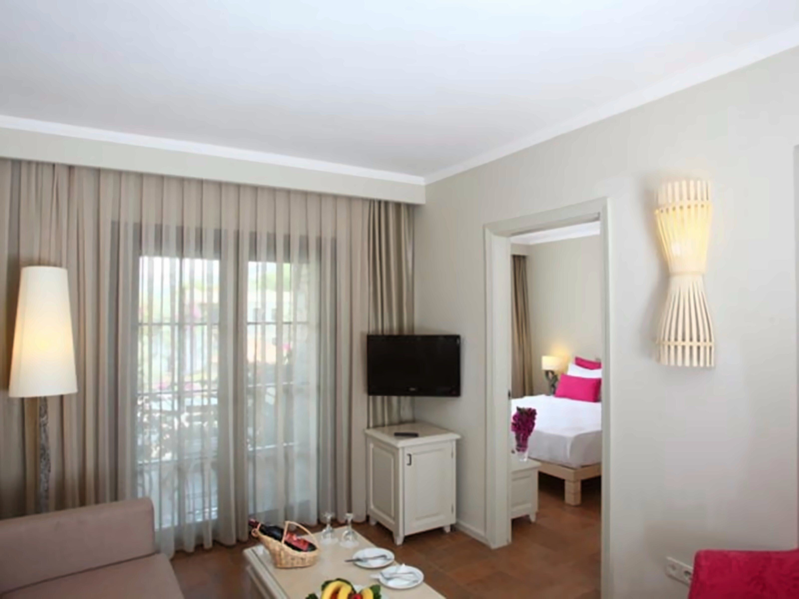 Imaginea Zeytinada Hotel 4*