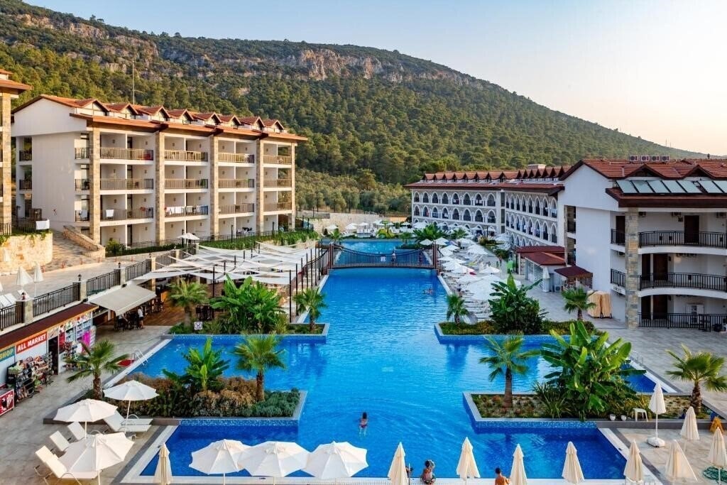 Отель Ramada Resort Akbuk 5*