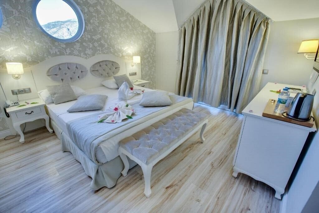 Imaginea The PineHill Hotel & Suites 3*