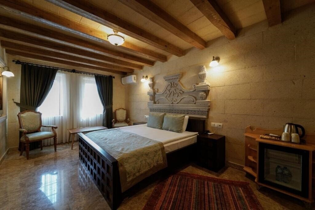 Imaginea Cratus Stone Palace Hotel 4*