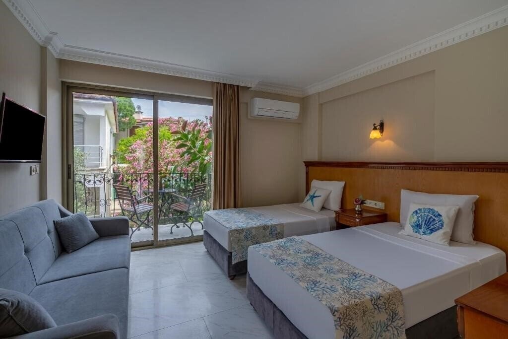 Imaginea Rosy Suites + 2*