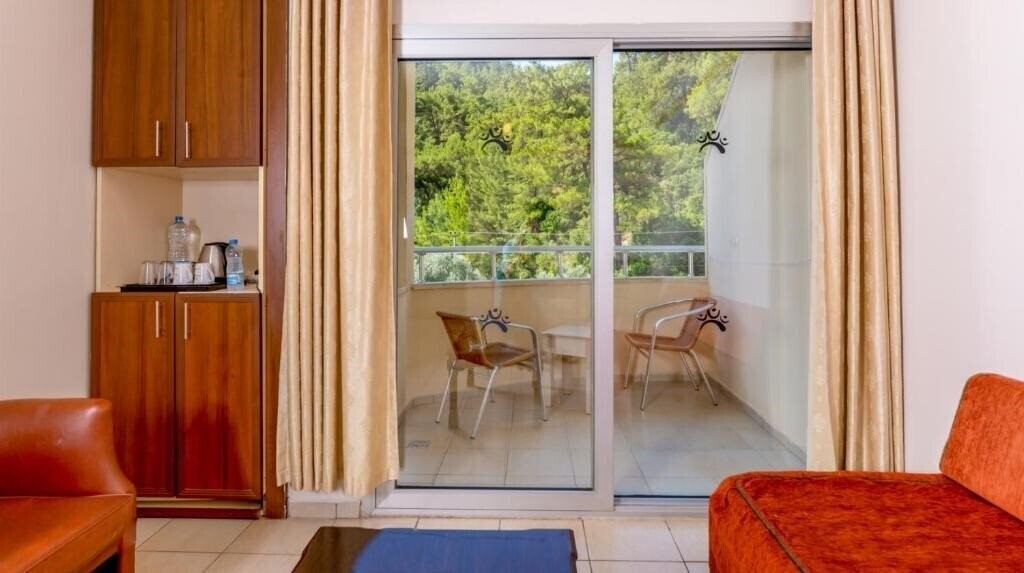 Hotel Julian Forest Suites 4*