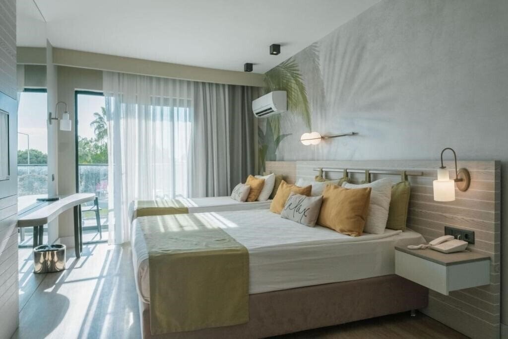 Hotel Side Square Hotel 4*