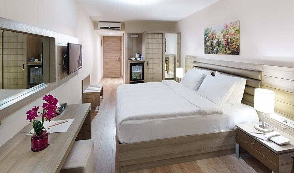 Отель Rox Hotel Airport 4*