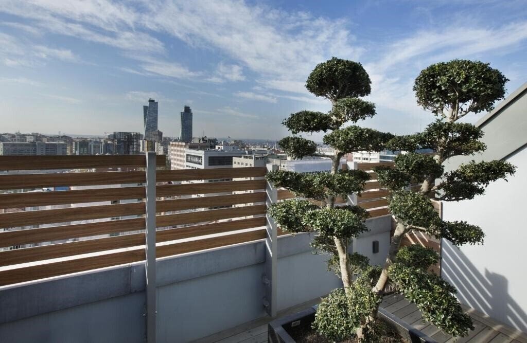 Отель The Leos Residence 5*