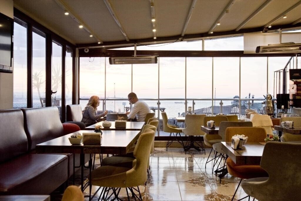 Hotel Broken Column Hotel 3*