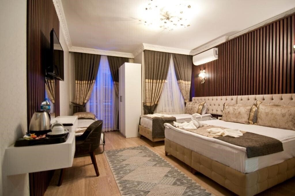 Fotografii Broken Column Hotel 3*