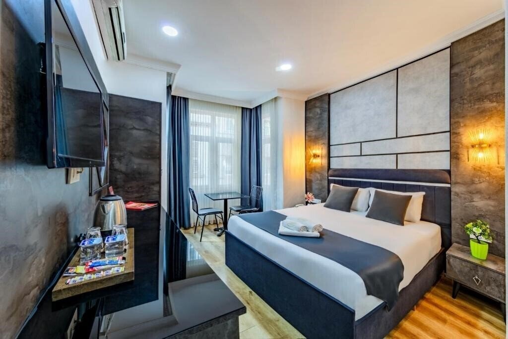 Fotografii La Pazza Suites 3*