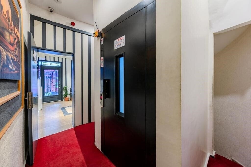 Imaginea La Pazza Suites 3*