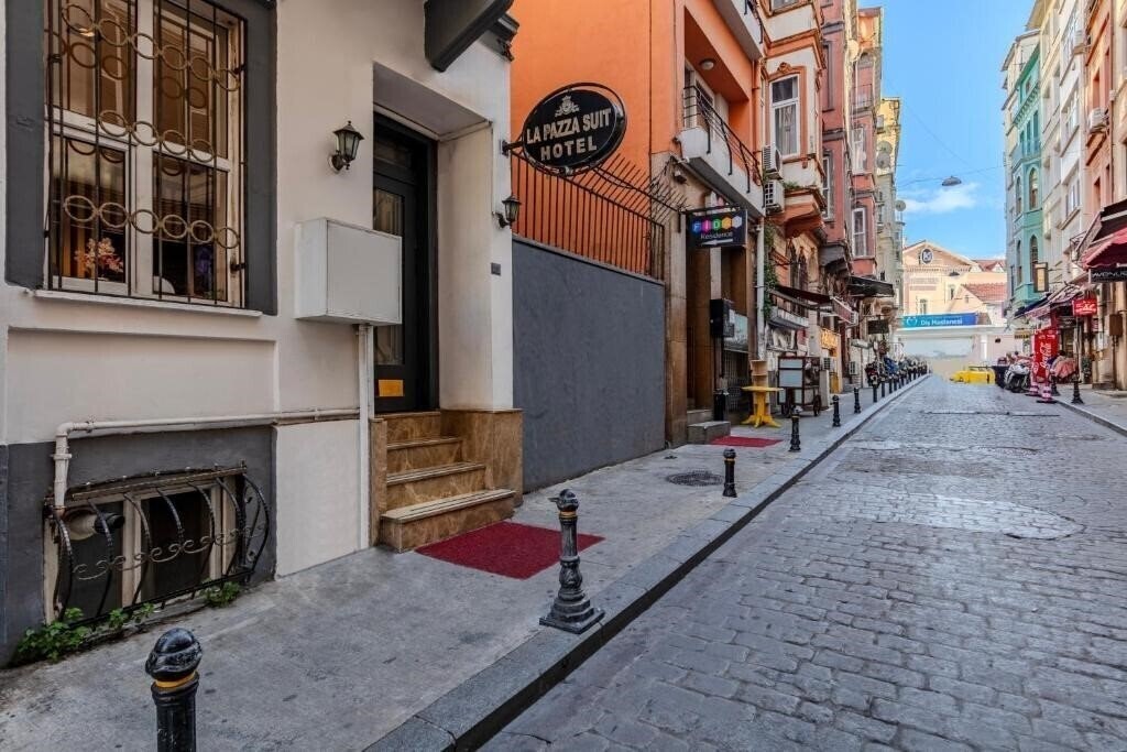 Imaginea La Pazza Suites 3*