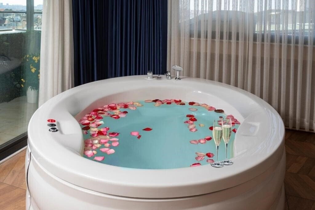 Imaginea Walton Gardens Pera Hotel 3*