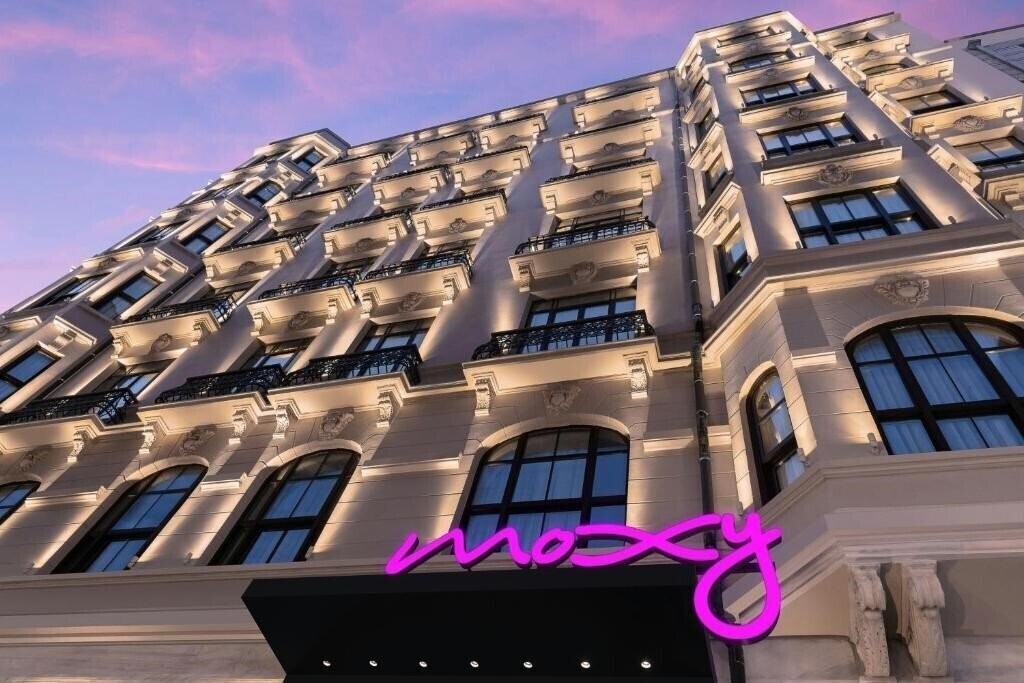 Отель Moxy Istanbul Beyoglu 5*