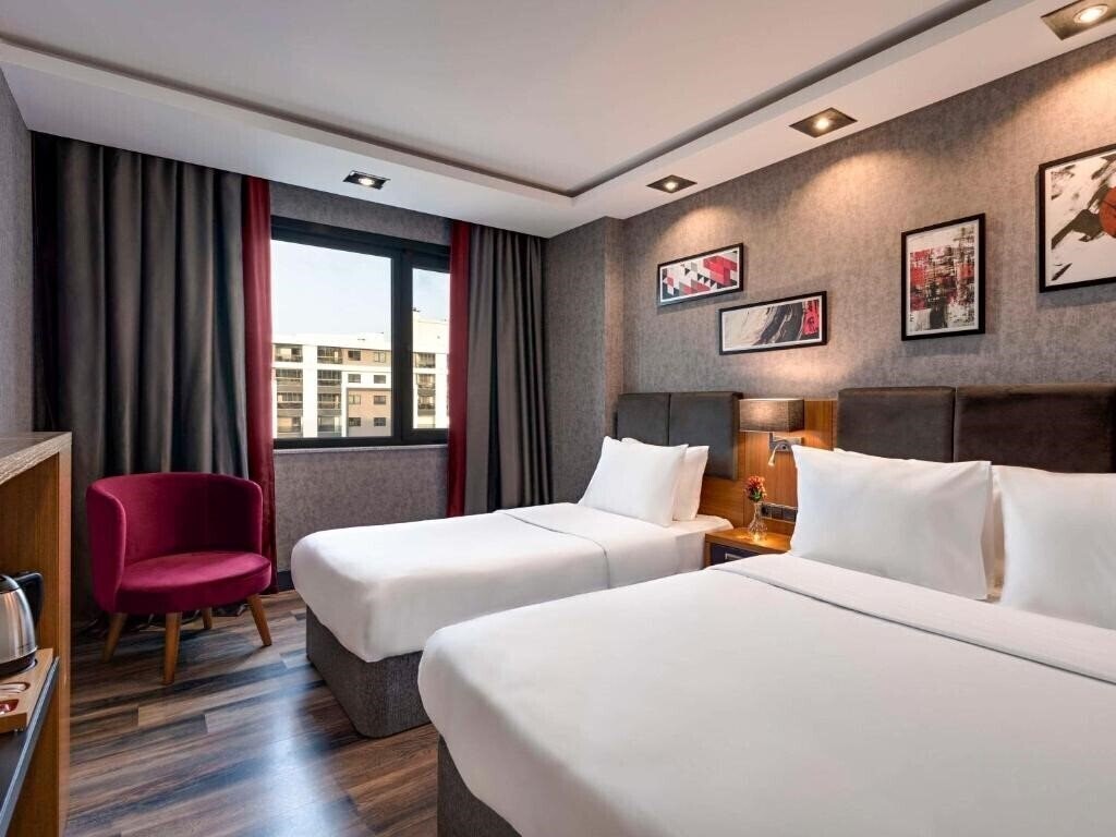 Imaginea Royal Axis Suites 3*