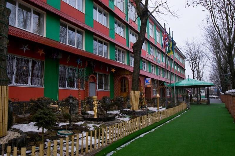 Hotel Нтон 3*