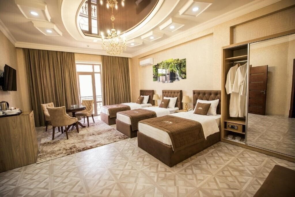 Fotografii Leader 3*