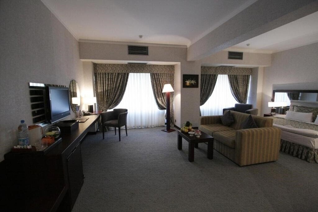 Hotel Le Grande Plaza Hotel 4*