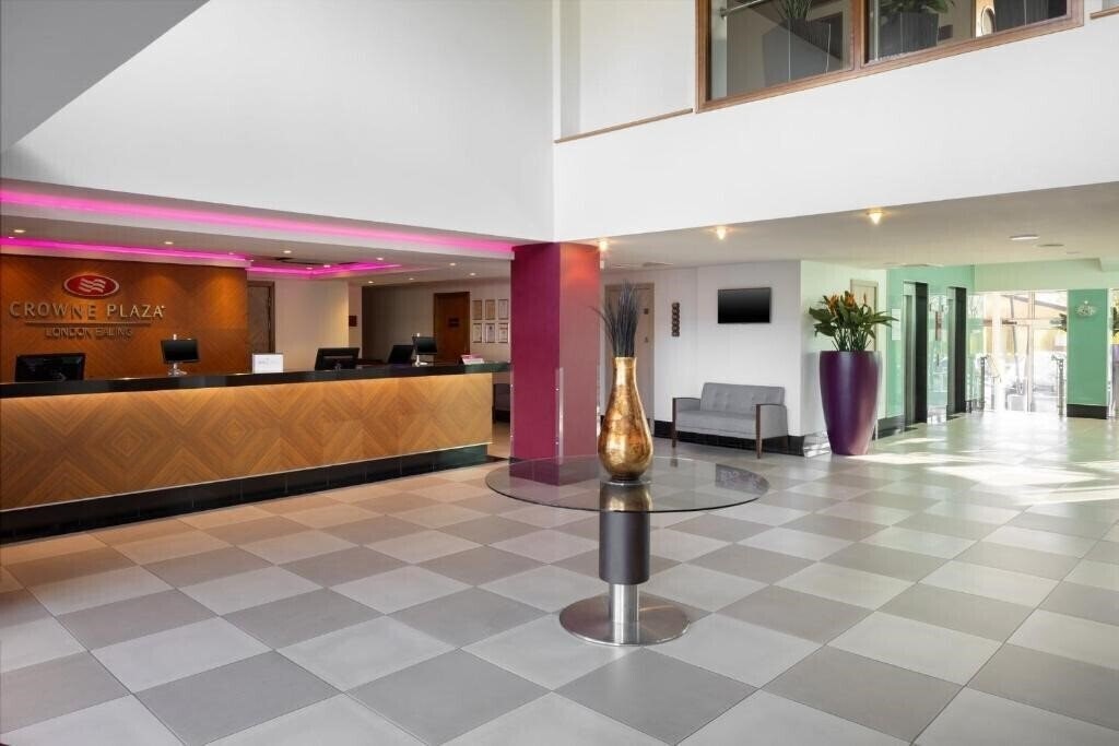Fotografii Crowne Plaza London Ealing 4*
