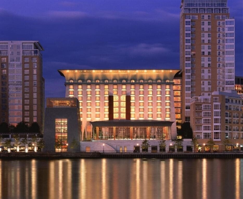Отель Canary Riverside Plaza 5*