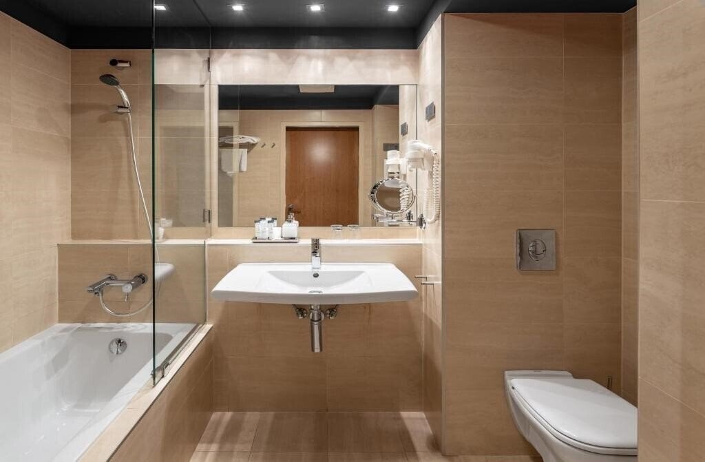 Imaginea Castle Garden 4*