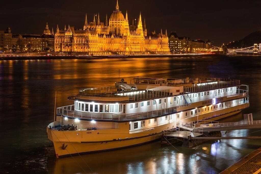 Hotel Grand Jules Boat Hotel 3*
