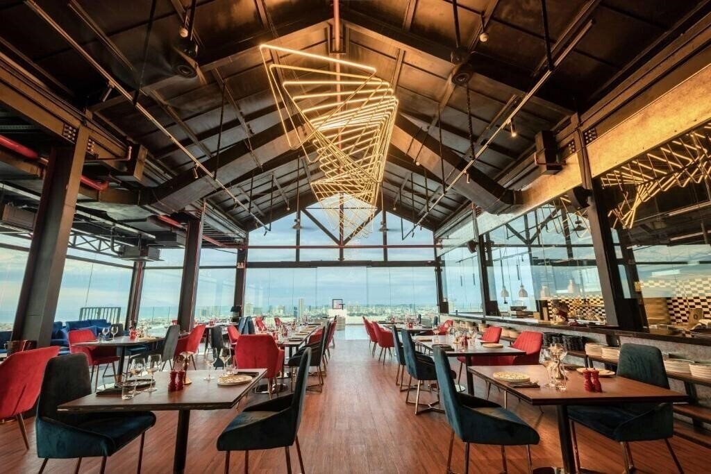 Imaginea Wyndham Danang Golden Bay Hotel 4*