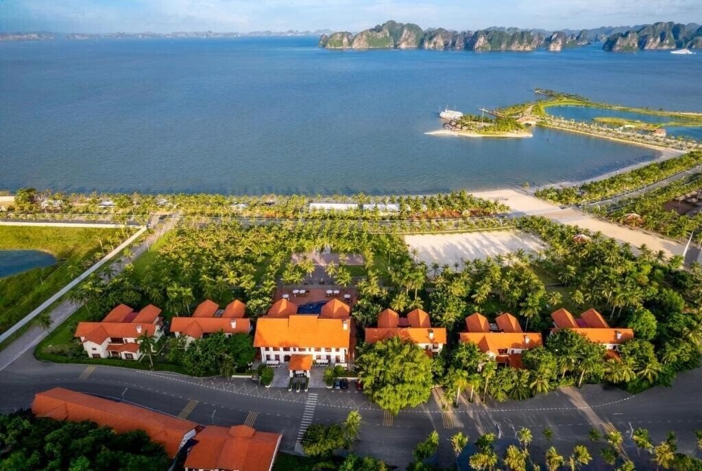 Hotel Tuan Chau Resort 4*