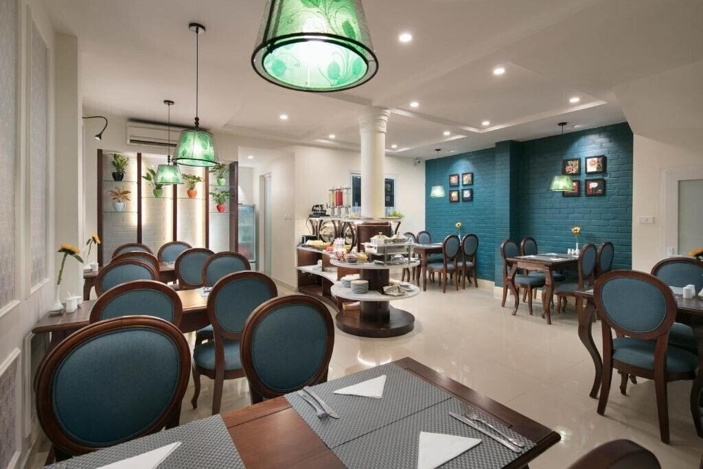 Картинка Holiday Emerald Hotel (ex. Holiday Emerald Hanoi, Holiday Gold Hotel ) 3*