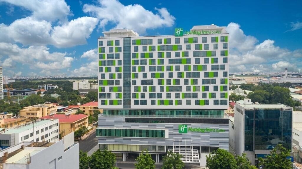 Отель Holiday Inn & Suite Saigon Airport 5*