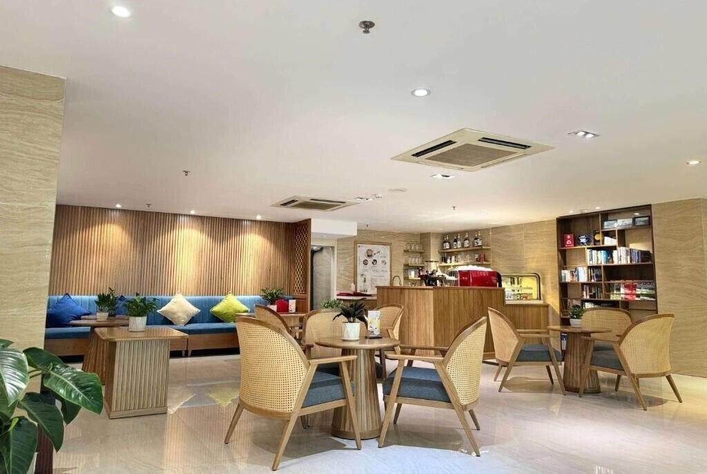 Imaginea Ramada Encore By Wyndham Saigon 4*