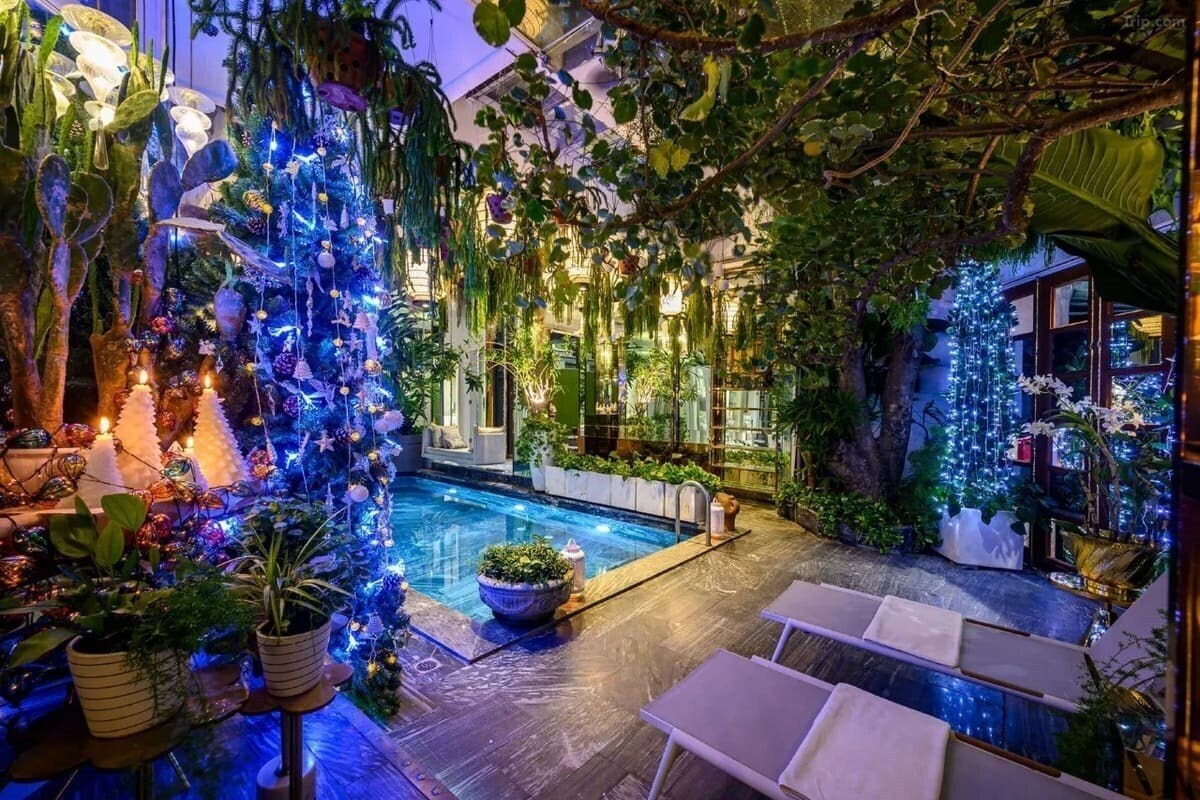 Hotel Bed In Town Saigon 4*