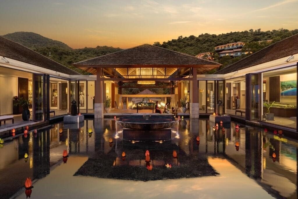 Imaginea Banyan Tree Lang Co 5*